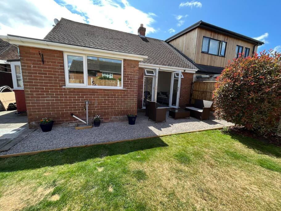 Idyllic Bungalow, Ideal Location In West Lancashire Burscough Exterior foto